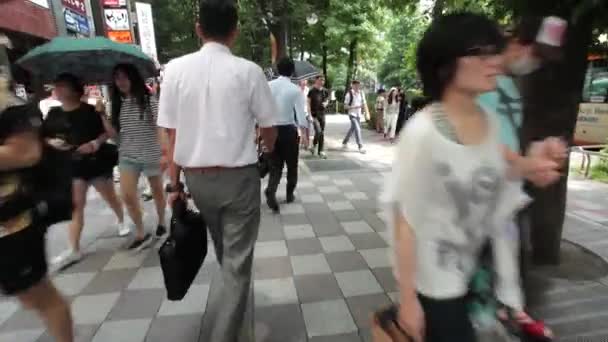 도쿄에서 유명한 시부야 교차로 교차 하는 사람들 — 비디오