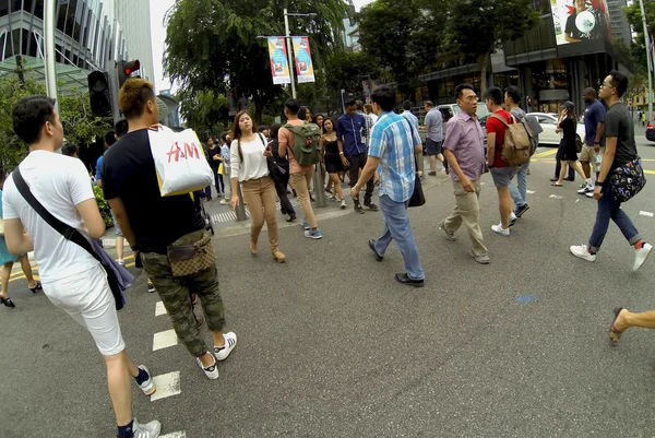 Crowd of people on crosswalk — Stock Photo, Image