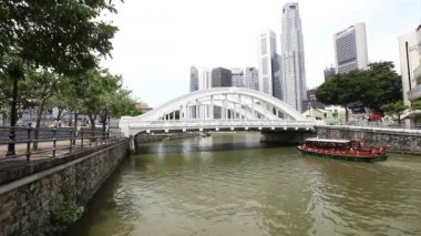 Nehri üzerinde tekne yelken