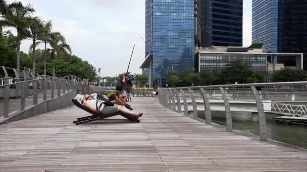 Menschen an der Marina Bay Waterfront — Stockvideo