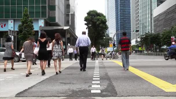 People crossing road — Stock Video