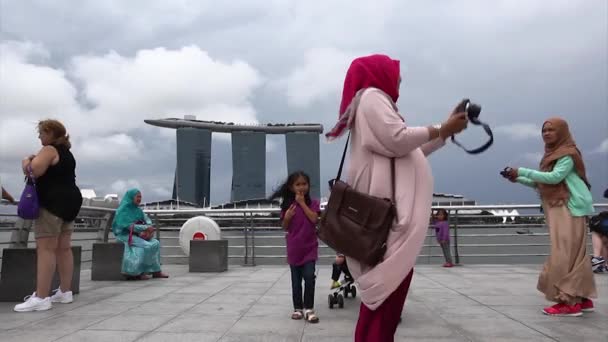 Turystów na nabrzeżu Marina Bay — Wideo stockowe