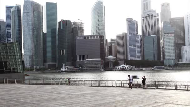 Ciudad de Singapur a través de Marina Bay — Vídeos de Stock