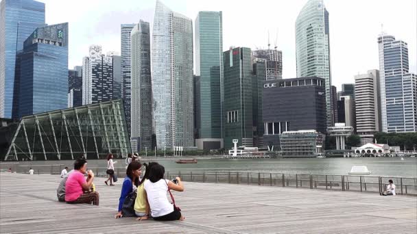 Ciudad de Singapur a través de Marina Bay — Vídeos de Stock