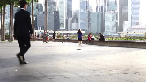 Gente en Marina Bay waterfront — Vídeo de stock