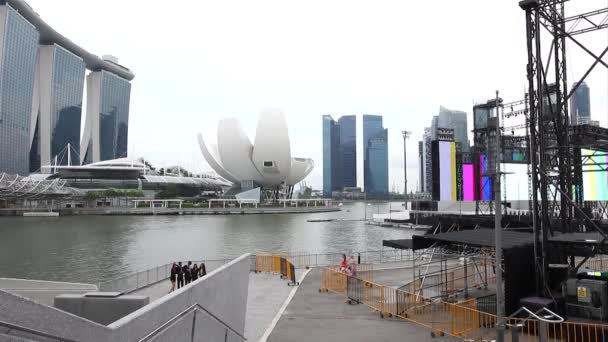 Turister på Helix Bridge — Stockvideo