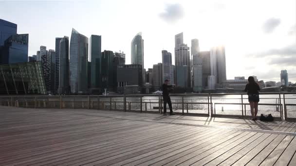 Ciudad de Singapur a través de Marina Bay — Vídeo de stock