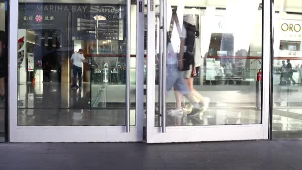 Centro comercial puertas — Vídeo de stock