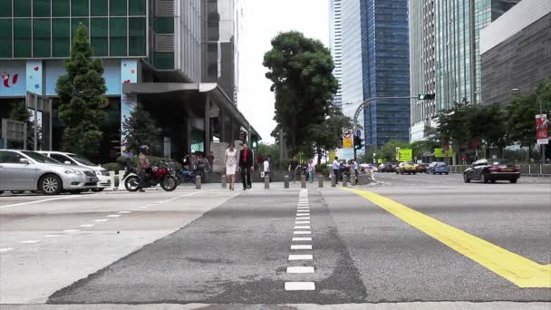 People crossing road — Stock Video