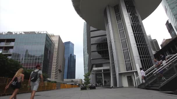 Singapur şehir merkezinde insanlar — Stok video