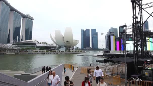 Turistas em Helix Bridge — Vídeo de Stock