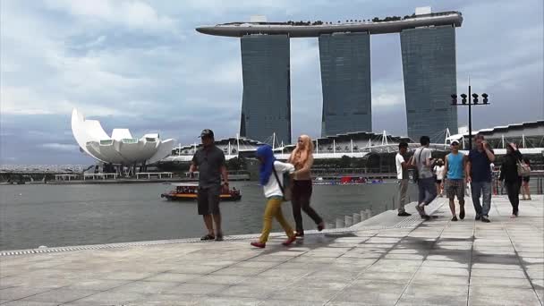 Toeristen waterkant Marina Bay — Stockvideo