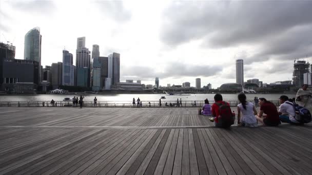 Ciudad de Singapur a través de Marina Bay — Vídeos de Stock