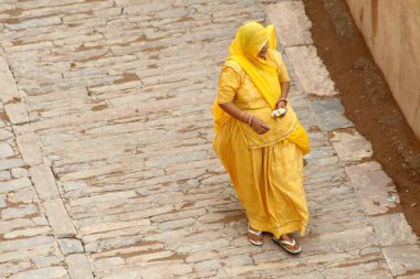 Hintli kadın giyiyor sarı sarı 