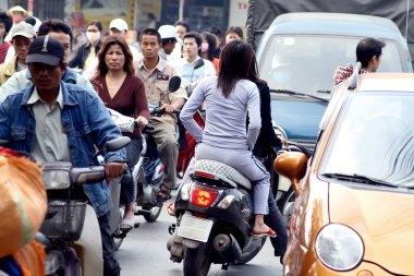 Hanoi şehirde bisiklet üzerinde kişi