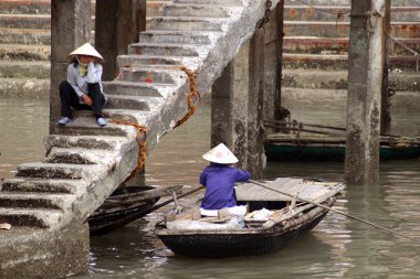 Ha uzun Bay teknede kişi