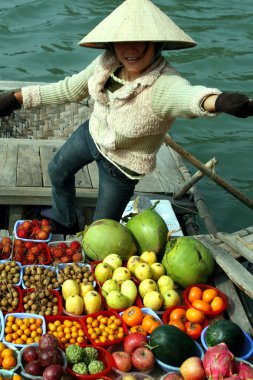 Vietnam teknede Asyalı kadın 