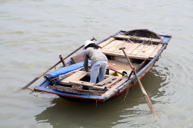 Ha uzun Bay teknede kişi