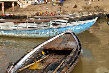  İnsanlar dini bir tören sırasında suda yürüyorlar.