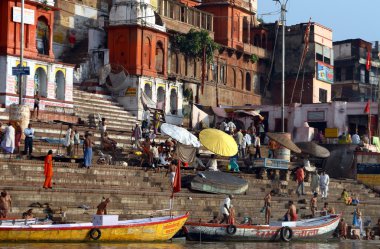  İnsanlar dini bir tören sırasında suda yürüyorlar.