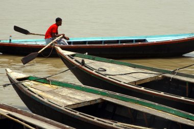 Varanasi şehir nehirde tekneler