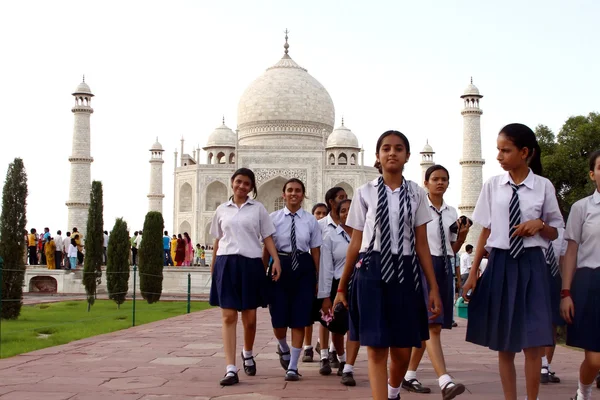 Skolflickor framför Taj Mahal — Stockfoto