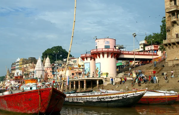 Barche in fiume a Varanasi città — Foto Stock