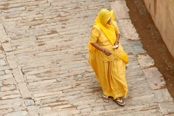 Hintli kadın giyiyor sarı sarı 