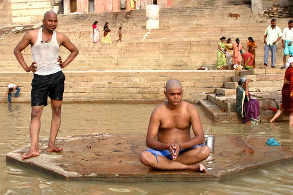 As pessoas vagueiam na água durante uma cerimônia religiosa — Fotografia de Stock