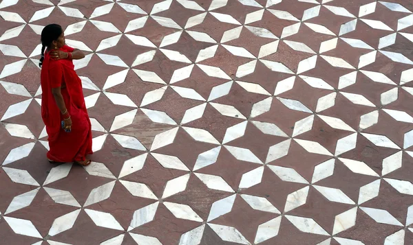 Mujer india caminando en sari rojo — Foto de Stock