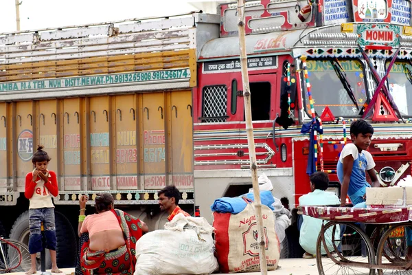 Personas y camiones en la carretera india — Foto de Stock