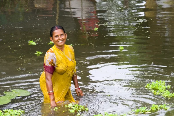 Glückliche indische Frau im Wasser — Stockfoto