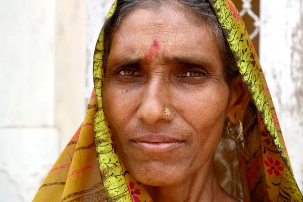 Buena mujer vistiendo sari tradicional — Foto de Stock