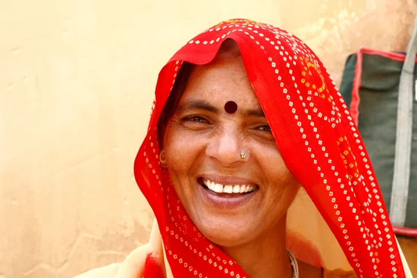 Kobieta noszenie czerwony sari — Zdjęcie stockowe