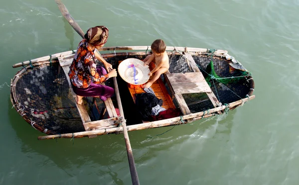 Gente nadando en el río en barco —  Fotos de Stock