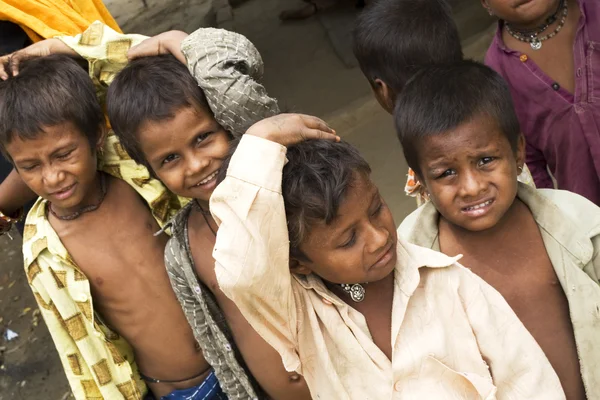 Stammeskinder in einem Dorf in Indien — Stockfoto