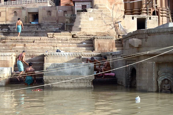 Les gens pataugent dans l'eau lors d'une cérémonie religieuse — Photo