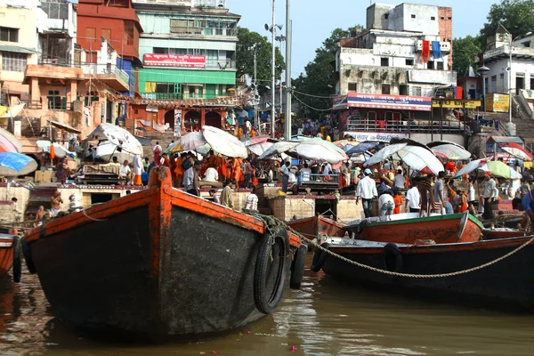 Barche in fiume a Varanasi città — Foto Stock