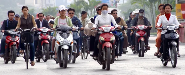 Människor på cyklar i Hanoi city — Stockfoto