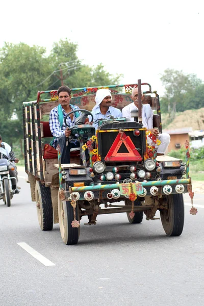 Pessoas andando de carro — Fotografia de Stock