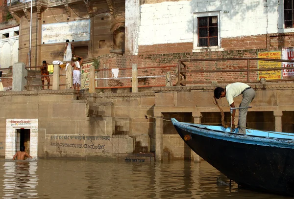 Río cerca de la ciudad de Varanasi — Foto de Stock