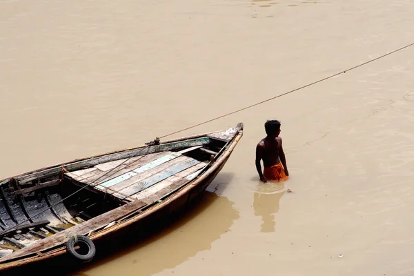 Hombre con barco en el río — Foto de Stock