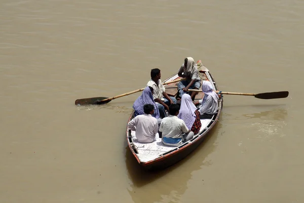 Boat swimming in river — Stock Photo, Image