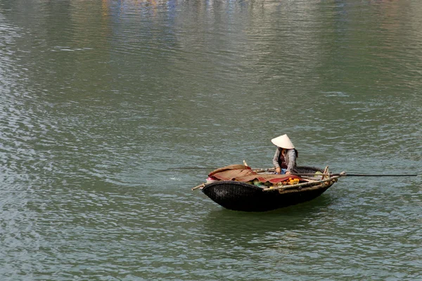 Person on boat in Ha Long bay — Stock Photo, Image