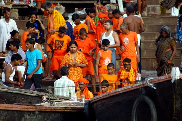 Mensen waden in water tijdens een religieuze ceremonie — Stockfoto