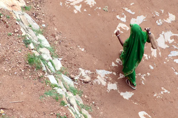 Mujer india usando sari verde — Foto de Stock