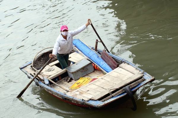 Person on boat in Ha Long bay — Stock Photo, Image