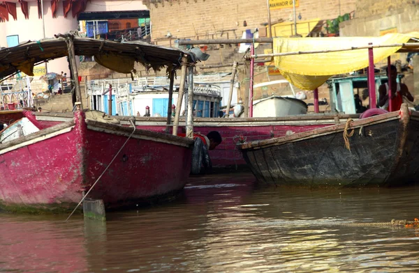 Barche in fiume a Varanasi città — Foto Stock