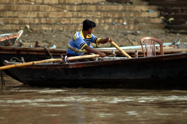 Bateaux en rivière à la ville de Varanasi — Photo