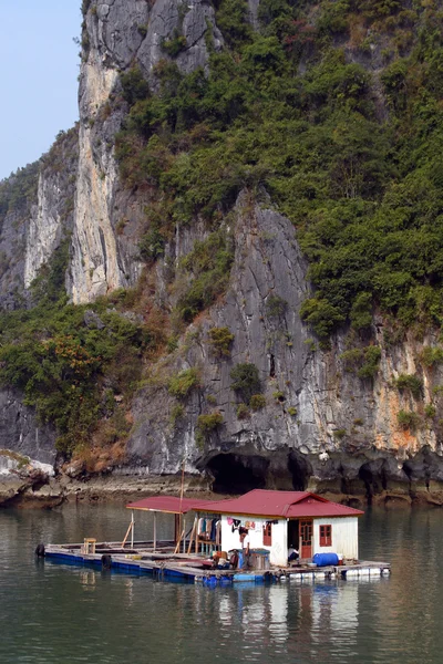 Zatoka Halong, wieś nad rzeką — Zdjęcie stockowe